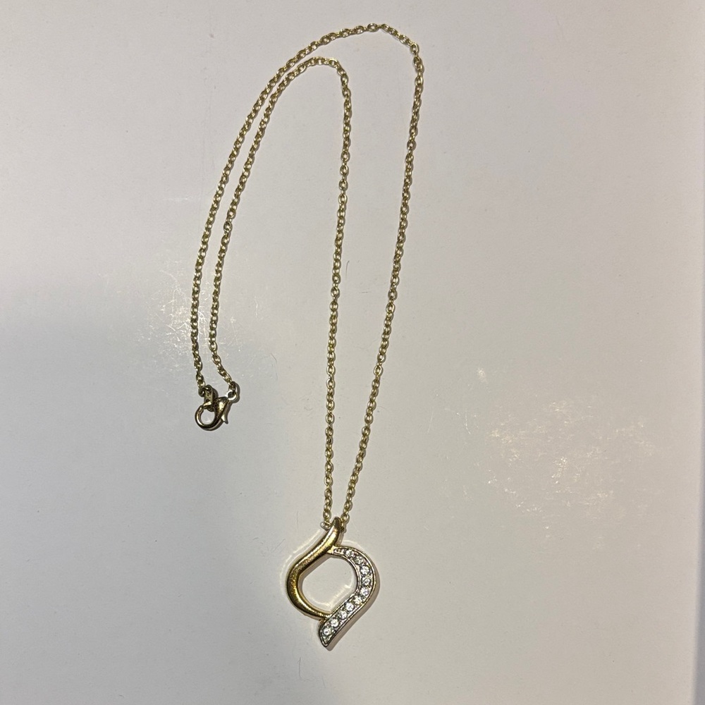 Elegant Gold Pendant Necklace